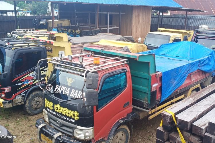 Barang bukti delapan truk beserta sejumlah kayu merbau diamankan 