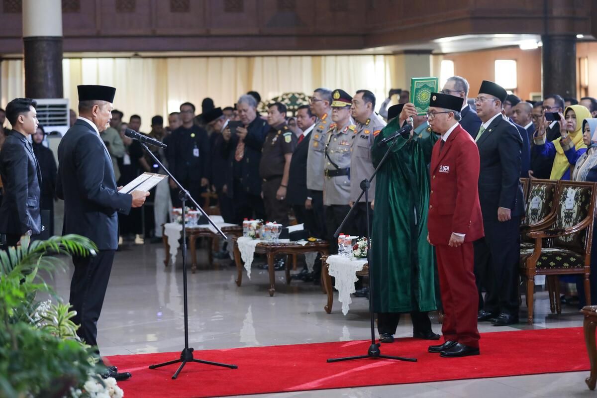 Wakil Ketua DPR RI Cucun Ahmad Syamsurijal sesaat sebelum meeninggalkan acara pelantikan rektor Universitas Pendidikan Indonesia (UPI) lantaran kecewa pengambilan sumpah menggunakan bahasa inggris, Senin (16/6/2025).