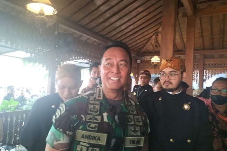 Panglima TNI Jenderal Andika melakukan pemantauan dan pengecekan langsung di kawasan Puro Mangkunegaran, saat pernikahan Kaesang Pangarep dengan Erina Gudono.