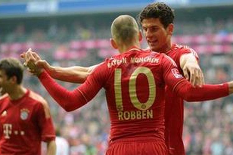 Striker Bayern Muenchen, Mario Gomez (kanan), merayakan golnya ke gawang Real Madrid bersama rekannya, Arjen Robben. Gol Gomez memastikan timnya menang 2-1 atas Madrid pada leg pertama semifinal Liga Champions, Selasa atau Rabu (18/4/2012) dini hari WIB.
