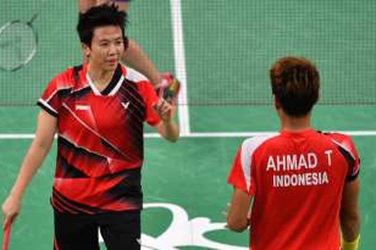 Pemain ganda campuran Indonesia Tontowi Ahmad (kanan) dan Liliyana Natsir saat melawan ganda Malaysia Liu Ying Goh dan Peng Soon Chan di final Olimpiade 2016, Rabu (17/8/2016).