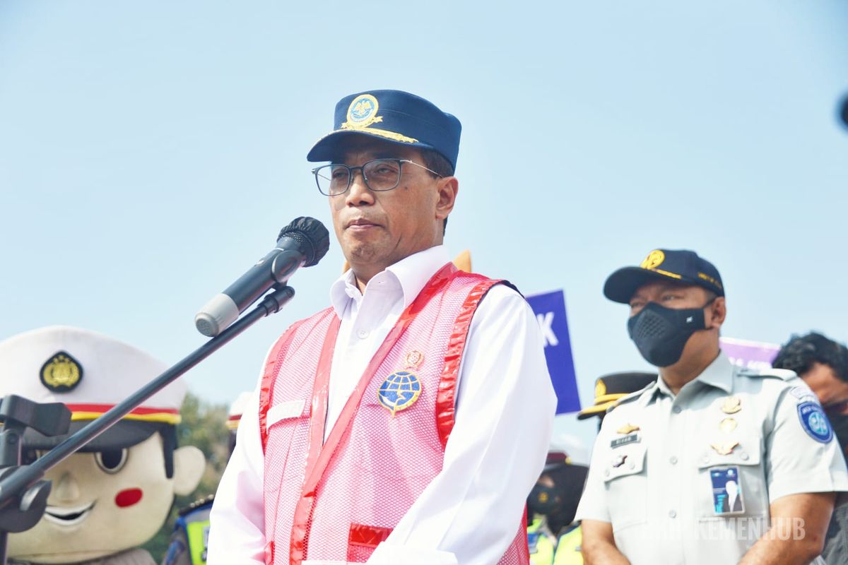 Menteri Perhubungan Budi Karya Sumadi saat meninjau GT Kalikangkung di Semarang, Jawa Tengah pada arus balik Lebaran, Jumat (6/5/2022).