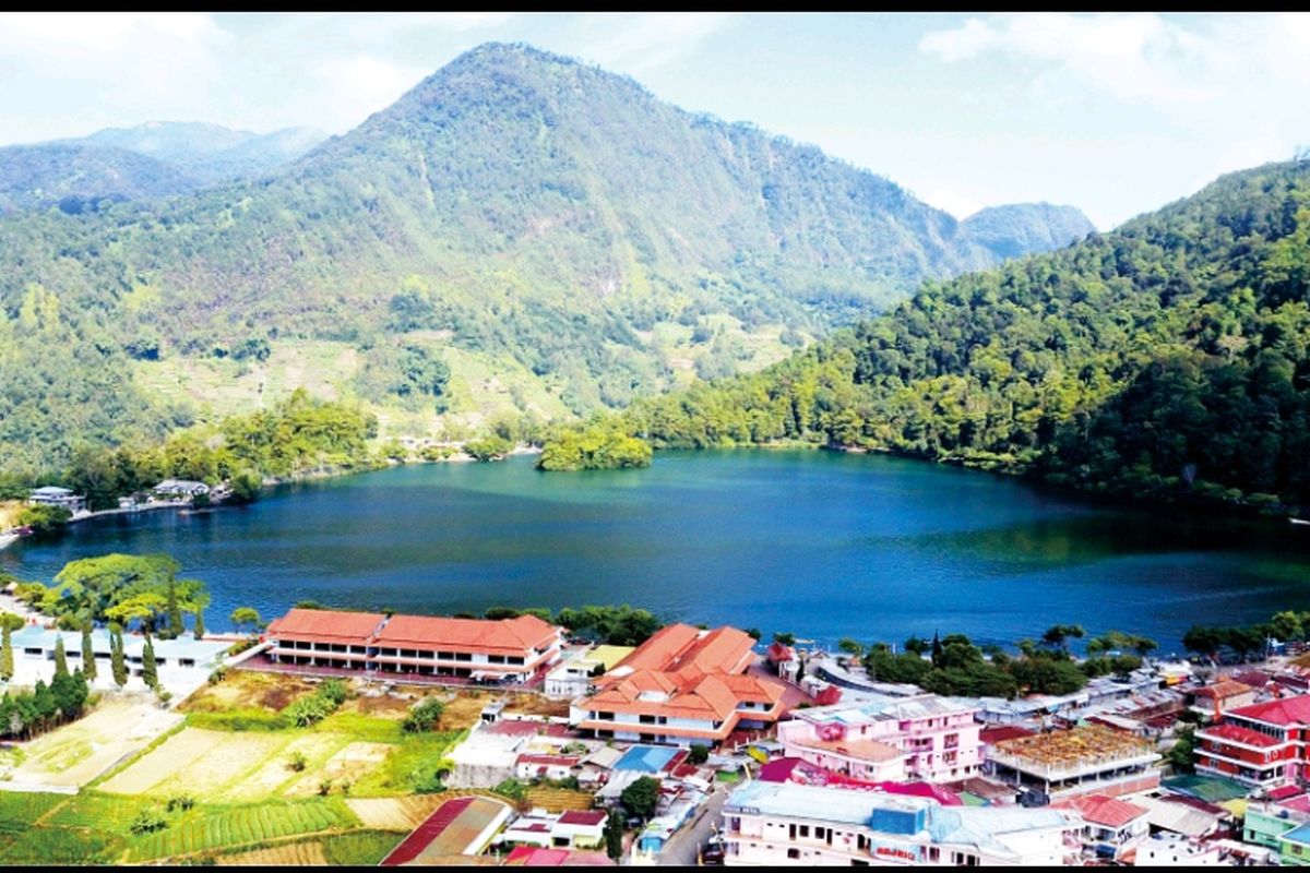 Destinasi Wisata Telaga Sarangan di Kabupaten Magetan, Jawa Timur dikunjungi wisatawan hamper 1 juta orang. Sektor pariwisata di Kabupaten Magetan menyumbang PAD tahun 2022 sebesar Rp 17 miliar rupiah. *** Local Caption *** Destinasi Wisata Telaga Sarangan di Kabupaten Magetan, Jawa Timur dikunjungi wisatawan hamper 1 juta orang. Sektor pariwisata di Kabupaten Magetan menyumbang PAD tahun 2022 sebesar Rp 17 miliar rupiah.