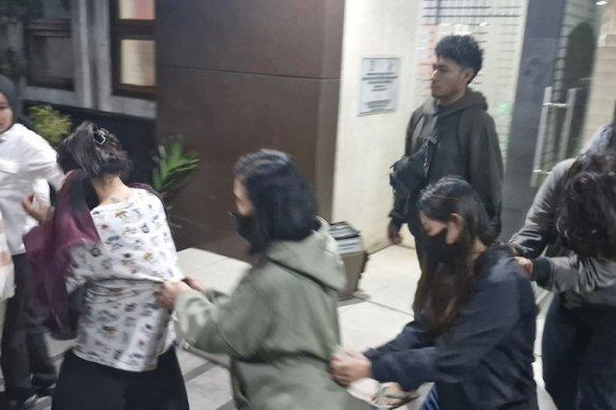 Kepolisian Daerah Jawa Barat mengungkap kasus perdagangan bayi lintas negara yang berawal dari laporan penculikan anak oleh orangtua korban.