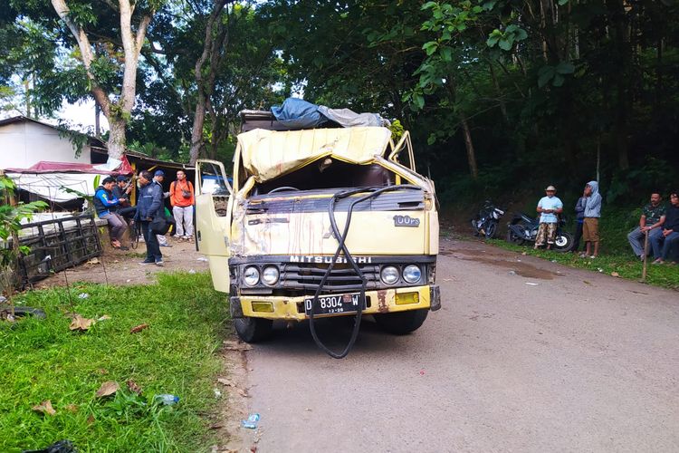 Polisi melakukan olah TKP kecelakaan maut truk rombongan peziarah di Jalan Raya Saguling, Kampung Saleos, Desa Saguling, Kecamatan Saguling, Kabupaten Bandung Barat (KBB), Jawa Barat pada Jumat (26/1/2024).