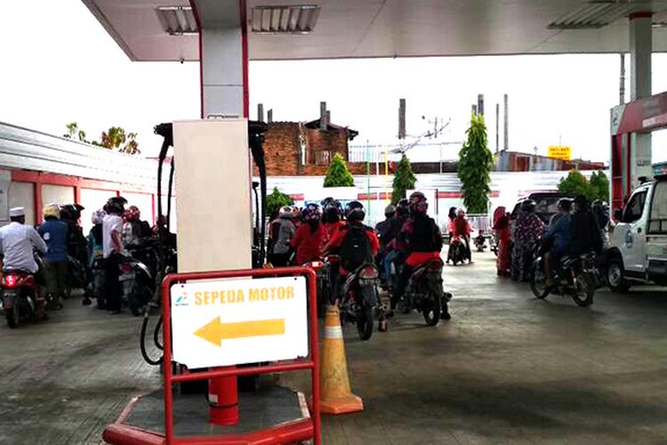 SPBU Nomor 14.236.100 yang berada di Jalan Manekro pusat Kota Meulaboh tidak lagi memberikan pengisian BBM jenis Premium untuk kendaraan roda dua, Premium hanya diberikan kepada pengguna mobil dan kendaraan roda empat lainnya, Rabu (14/06/17).