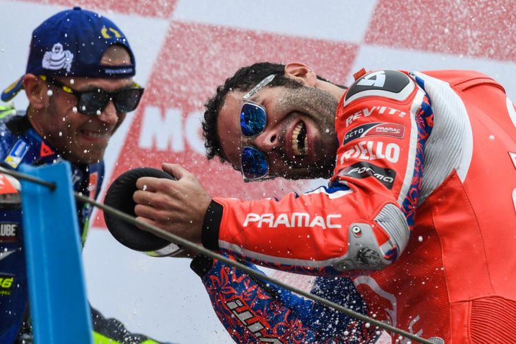 Pebalap Octo Pramac Racing asal Italia, Danilo Petrucci (kanan), merayakan bersama Valentino Rossi (Movistar Yamaha MotoGP) setelah finis di urutan kedua pada balapan GP Belanda di Sirkuit Assen, Minggu (25/6/2017).