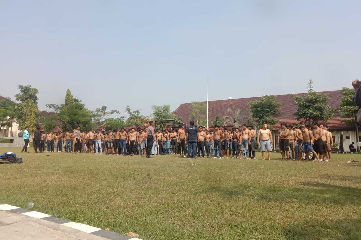 Para remaja anggota Geng Batandos dibawa polisi ke Mapolres Jombang, Jawa Timur, setelah mengikuti kegiatan privat party di sebuah vila di Kecamatan Wonosalam, Kabupaten Jombang, Jawa Timur, Minggu (27/7/2025).