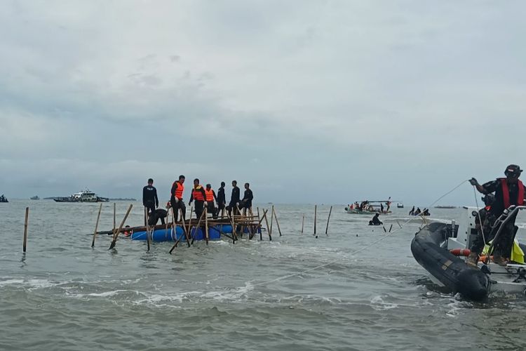 Para personil KKP melakukan proses pembongkaran pagar laut di perairan Tanjung Pasir, Kabupaten Tangerang, Banten dengan cara menarik pagar dengan menggunakan tugboat pada Rabu (22/1/2024). Pembongkaran pagar laut itu dipantau langsung oleh sejumlah pejabat, antara lain Menteri KKP Sakti Wahyu Trenggono, KSAL Laksamana Muhammad Ali dan Ketua Komisi IV DPR RI Titiek Soeharto.