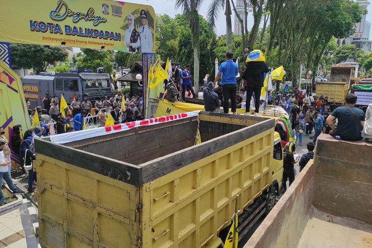 Sejumlah truk menutupi ruas jalan ke Kompleks Kantor Pemerintah Kota Balikpapan, Kalimantan Timur, Rabu (30/3/2022). Aksi ini dilakukan untuk memprotes kelangkaan solar bersubsidi yang tidak kunjung terselesaikan.