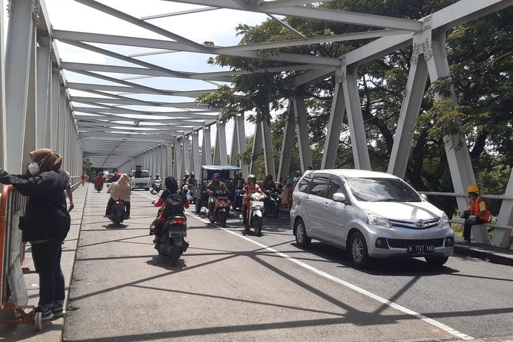 Kendaraan melintas di Jembatan Mojo, Semanggi, Pasar Kliwon, Solo, Jawa Tengah, Jumat (2/12/2022).