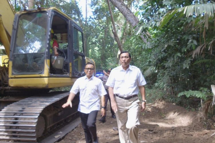 Menteri Luhut dan Bupati Anas saat meninjau Taman Nasional Alas Purwo beberapa waktu lalu