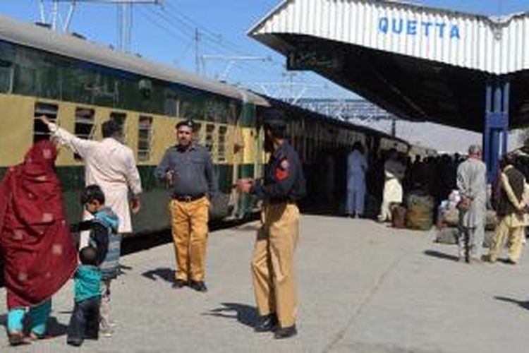 Para penumpang kereta api di stasiun Quetta terlantar setelah semua perjalanan kereta api ditunda akibat ledakan bom yang menghantam kereta api Jaffar Express rute Rawapindi-Pakistan. Ledakan bom itu menewaskan enam orang.