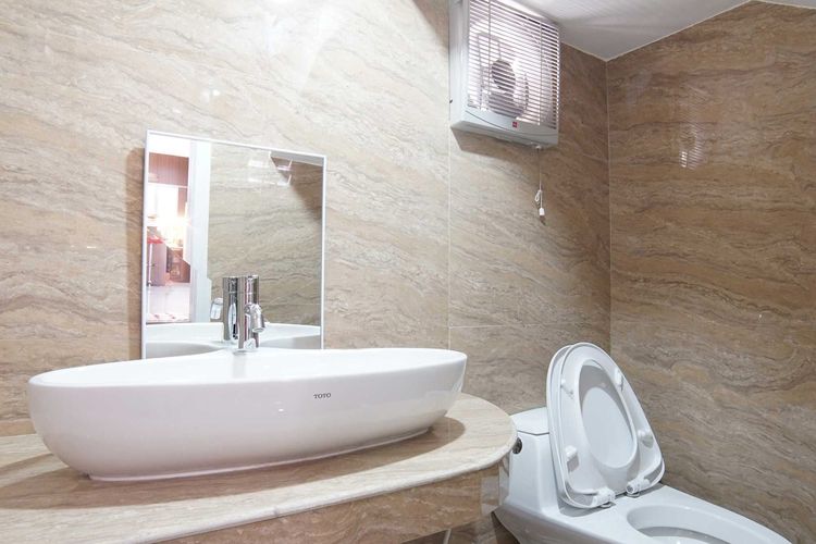 Exhaust fan kamar mandi minimalis di Permata Mediterania Residence karya Fine Team Studio 

