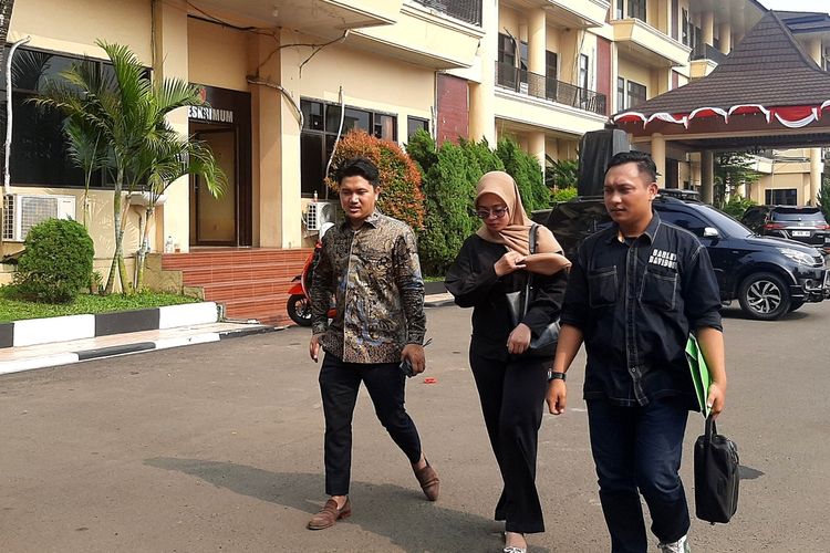 Norma Risma (tengah) didampingi dua pengacaranya dari team Hotman Paris 911 seusai pemeriksaan di Polda Banten. Selasa (8/8/2023).