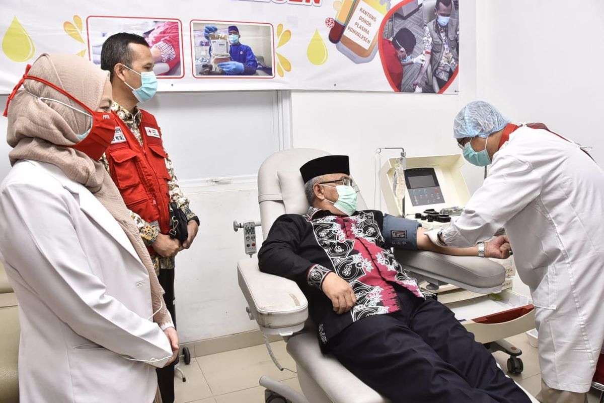 Wali Kota Depok, Mohammad Idris (baju hitam, berpeci), mendonorkan plasma konvalesennya sebagai penyintas Covid-19, di Gedung PMI Kota Depok, Kamis (28/1/2021).