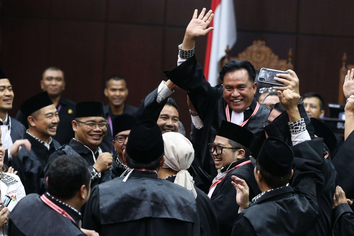 Tim kuasa hukum pasangan calon presiden dan wakil presiden nomor urut 01, Joko Widodo - Maruf Amin meluapkan kegembiraan usai sidang putusan sengketa pilpres 2019 di Mahkamah Konstitusi, Jakarta, Kamis (27/6/2019). Mahkamah Konstitusi dalam putusannya menolak seluruh gugatan pasangan calon presiden dan wakil presiden nomor urut 02, Prabowo Subianto dan Sandiaga Uno.