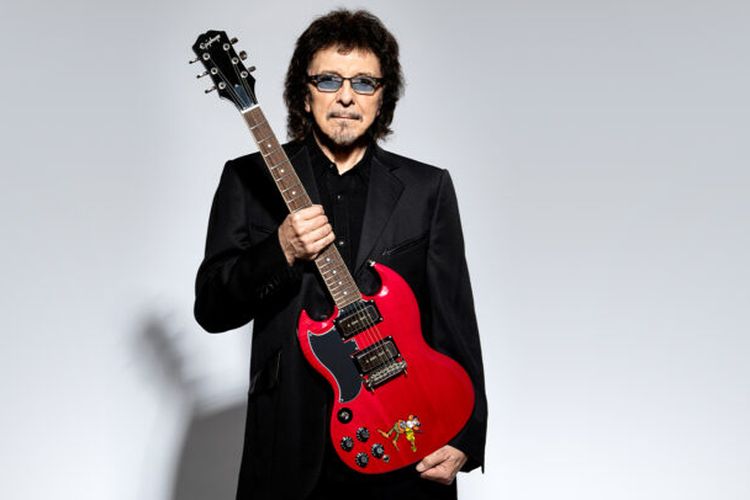 Tony Iommi dengan gitar Monkey Special
