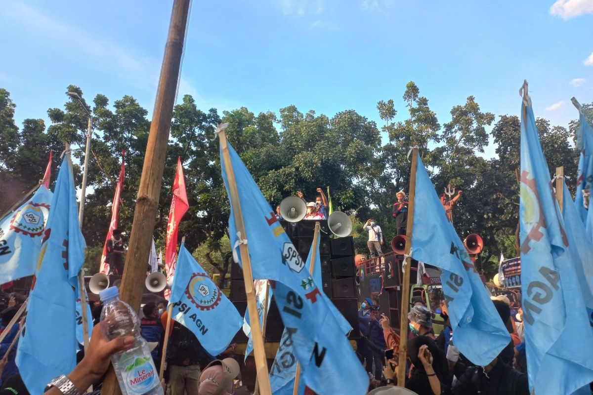 Massa buruh yang menggelar aksi demonstrasi di depan Gedung Balai Kota DKI Jakarta bersiap membubarkan diri, Rabu (8/12/2021).