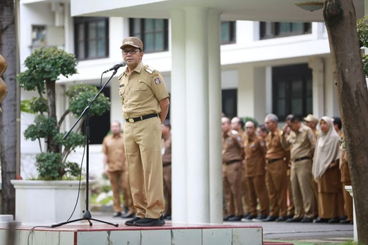 Wali Kota Makassar Danny Pomanto saat memimpin apel akhir tahun di Halaman Kantor Balai Kota, Senin (30/12/2024).