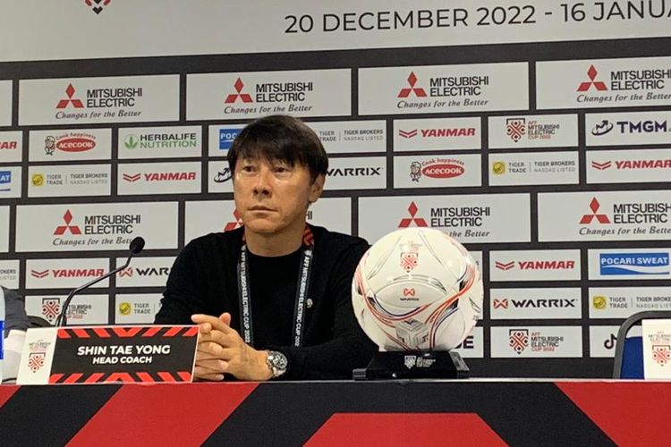Pelatih timnas Indonesia, Shin Tae-yong, saat sesi konferensi pers seusai pertandingan kontra Brunei Darussaalam dalam babak penyisihan Grup A Piala AFF 2022 pada Senin (26/12/2022). 