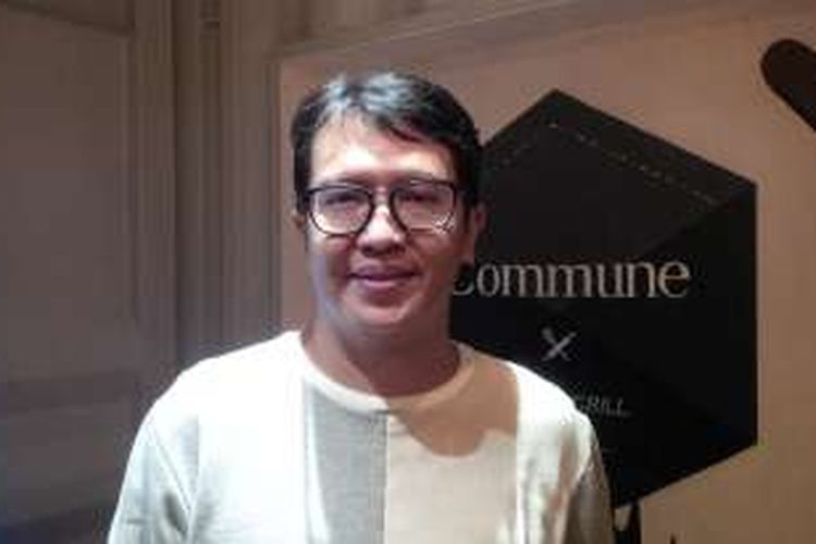 Penulis skenario Salman Aristo diabadikan di Resto Commune Bistro & Grill, SCBD, Jakarta Selatan, Selasa (2/2/2016).