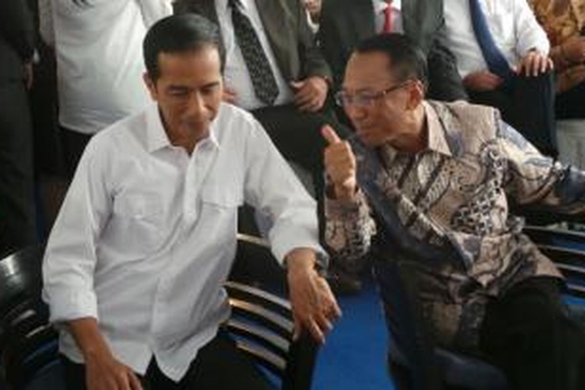 Gubernur DKI Jakarta Joko Widodo (kiri) berbincang dengan Menteri Energi dan Sumber Daya Mineral Jero Wacik dalam acara penandatanganan nota kesepahaman konversi bahan bakar minyak ke bahan bakar gas di SPBG Daan Mogot, Jakarta Barat, Kamis (5/9/2013).