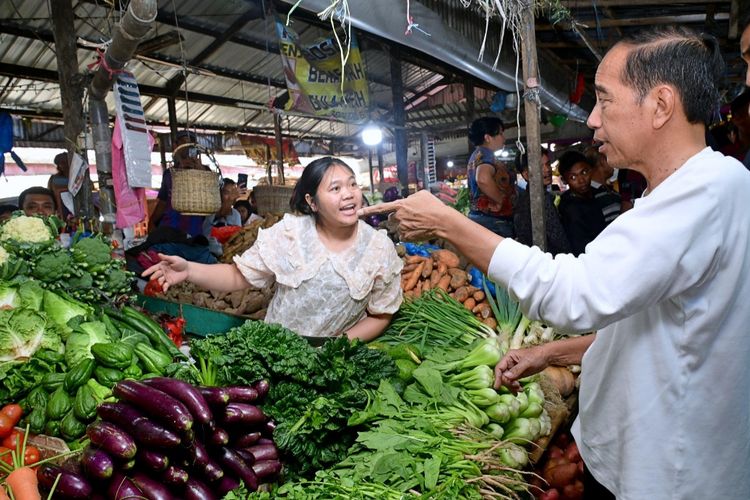 Presiden Joko Widodo saat menyapa pedagang sayuran di Pasar Buah Berastagi di Kabupaten Karo pada Sabtu (13/4/2024).