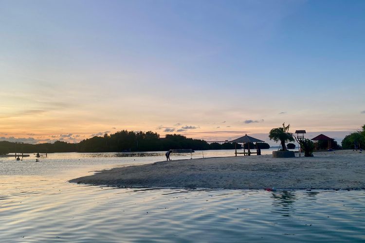 Suasana Pantai Perawan di Pulau Pari, Kepulauan Seribu, menjelang malam hari, pada Senin (8/7/2024). Wisatawan yang tadinya ramai, mulai meninggalkan pantai. 