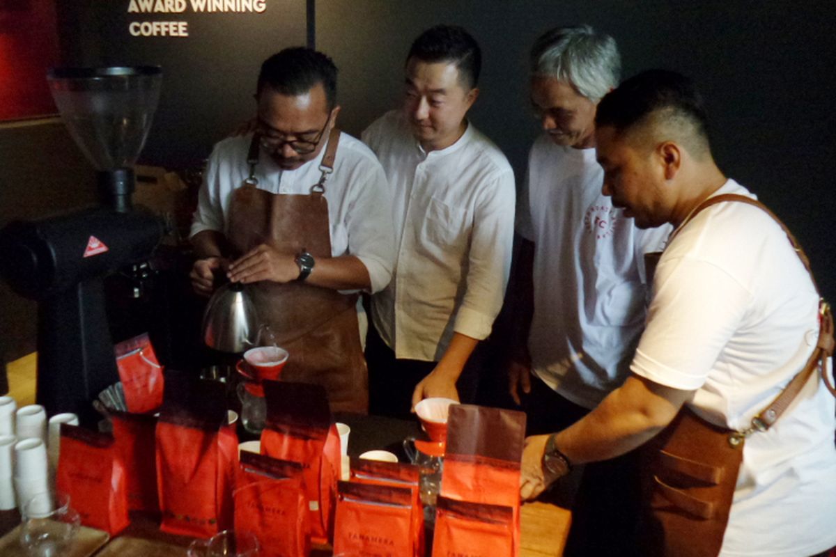 Master Roaster Tanamera Coffee John Lee (kedua dari kiri) saat menjelaskan mengenai kopi pada konferensi pers ulang tahun kelima Tanamera Coffee di gerai Kemang, Jakarta Selatan, Kamis (24/1/2019).
