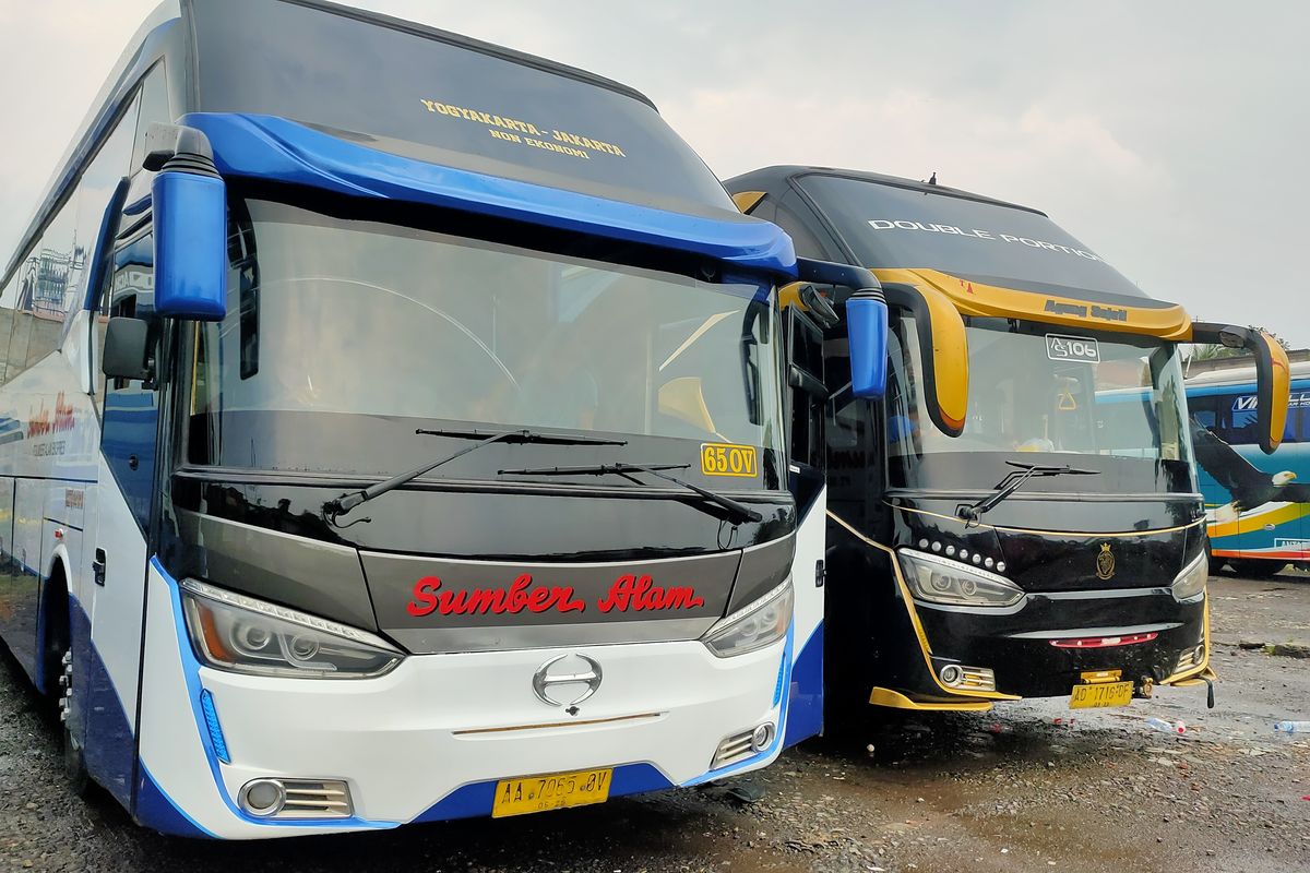 Bus AKAP di terminal Ciawi, Bogor