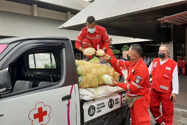 Bantuan logistik untuk korban erupsi Gunung Semeru, Senin (6/12/2021)