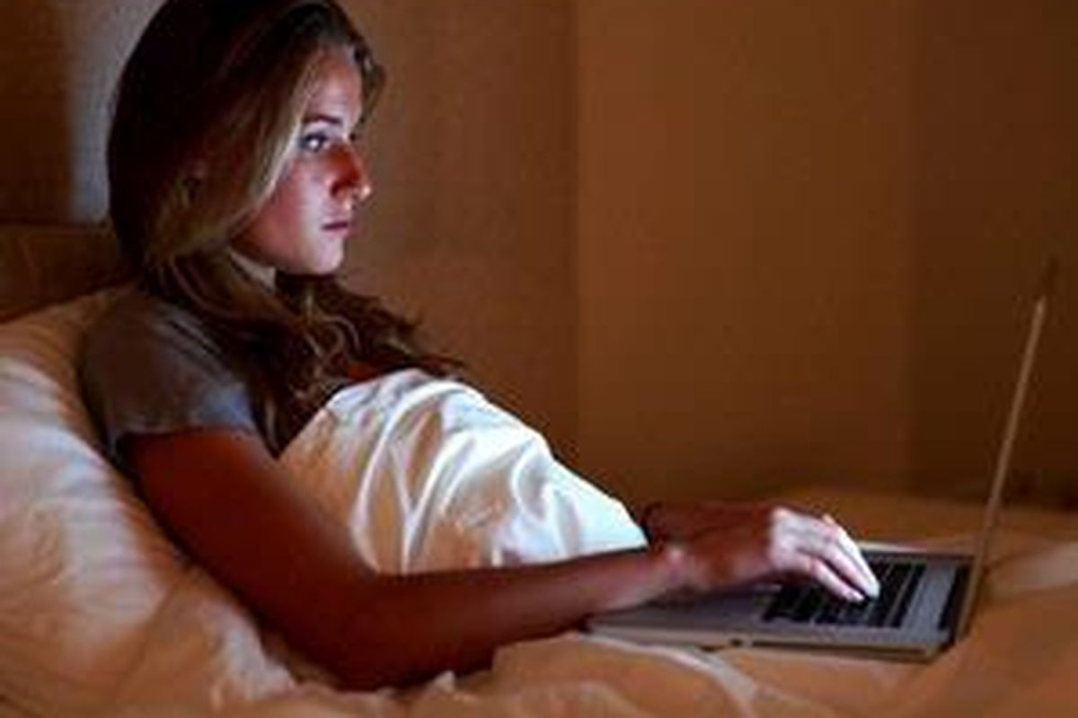 Benda-benda seperti laptop atau komputer sebaiknya tidak diletakkan di dalam kamar.