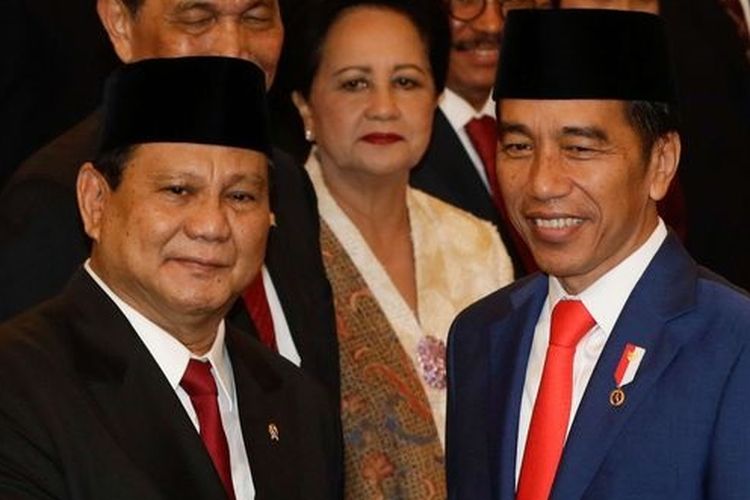 Menteri Pertahanan, Prabowo Subianto mendapat ucapan selamat dari Presiden RI, Joko Widodo saat pelantikan menteri-menteri Kabinet Indonesia Maju di Istana Negara, Jakarta, Rabu (23/10/2019). Baru-baru ini Media Singapura mengabarkan Presiden Jokowi mempertimbangkan mendukung Prabowo maju dalam Pilpres 2024.