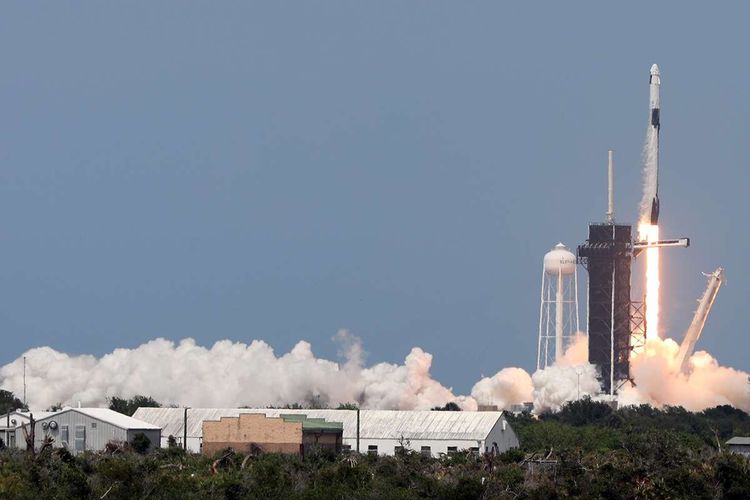 Roket SpaceX Falcon 9 yang membawa kapsul SpaceX Crew Dragon dengan astronot Bob Behnken dan Doug Hurley, lepas landas dari Kennedy Space Center di Florida, AS, Jumat (30/5/2020) atau Sabtu (31/5/2020) waktu Indonesia. NASA meluncurkan dua astronotnya ke Stasiun Luar Angkasa Internasional (ISS) pada hari ini, yang merupakan peluncuran pertama astronot ke orbit oleh pihak swasta dan pesawat luar angkasa berawak pertama NASA dari AS dalam 9 tahun terakhir.