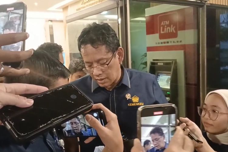Menteri Keuangan, Purbaya Yudhi Sadewa, usai rapat di gedung Kementerian Koordinator Bidang Perekonomian, Rabu (26/11/2025)