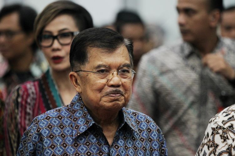 Wakil Presiden Republik Indonesia Jusuf Kalla saat meninjau lokasi gedung usai meresmikan Menara Kompas, gedung baru Kompas Gramedia, di Palmerah, Jakarta Pusat, Kamis (26/4/2018). Peresmian Menara Kompas ditandai dengan pengetikan kata Kompas menggunakan mesin ketik bersejarah oleh Wapres.



