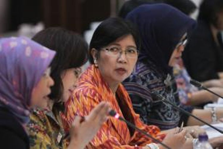 Ketua panitia seleksi calon pimpinan KPK, Destry Damayanti bersama anggota panitia lainnya melakukan seleksi tahap akhir, yakni tes wawancara terbuka bagi 19 calon selama tiga hari hingga 26 Agustus mendatang, di kantor Kementerian Sekretariat Negara, Jakarta Pusat, Senin (24/8/2015).