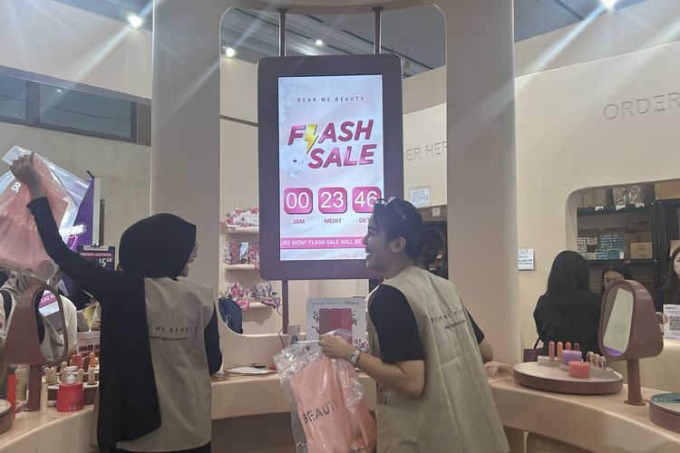 Suasana booth di bazaar kecantikan Jakarta X Beauty saat sedang waktu Flash Sale, Jumat (6/12/2024). 
