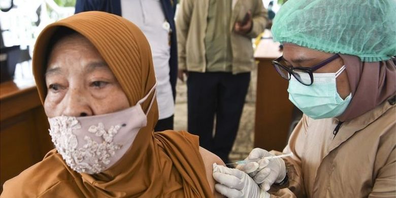 Petugas menyuntikan vaksin Covid-19 kepada seorang lansia pada hari pertama bulan Ramadhan di RS Dr Suyoto, Jakarta, Selasa (13/04). MUI menyatakan vaksinasi tidak membatalkan puasa.