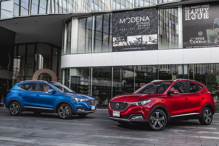 MG Motor Indonesia resmi menghadirkan MG ZS, Selasa (24/3/2020). Produk SUV ini hadir dengan beberapa fitur menarik dengan dua varian yakni Excite Rp 255,8 juta serta Ignite yang dibanderol Rp 289,8 juta. Di akhir perkenalan ZS, managemen MG Motor Indonesia juga memperlihatkan MG HS produk yang sebentar lagi juga akan dibawa ke Indonesia.