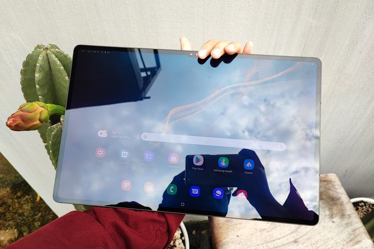 Cara membawa Galaxy Tab S8 Ultra (orientasi lanscape) dengan satu tangan yang nyaman dan aman.