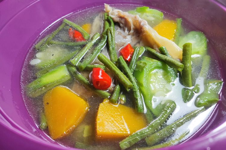 Sayur kuah bening isi kacang panjang, wortel, dan labu siam. 