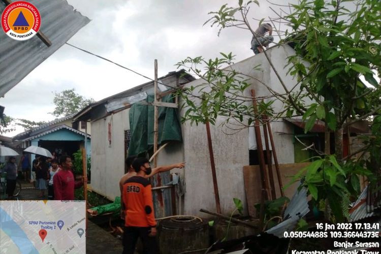 BPBD Kota Pontianak mencatat, sebanyak 20 rumah di Kelurahan Banjar Serasan, Kecamatan Pontianak Timur, mengalami rusak akibat diterjang angin puting beliung, Minggu (16/1/2022). ANTARA/HO-BPBD Kota Pontianak
