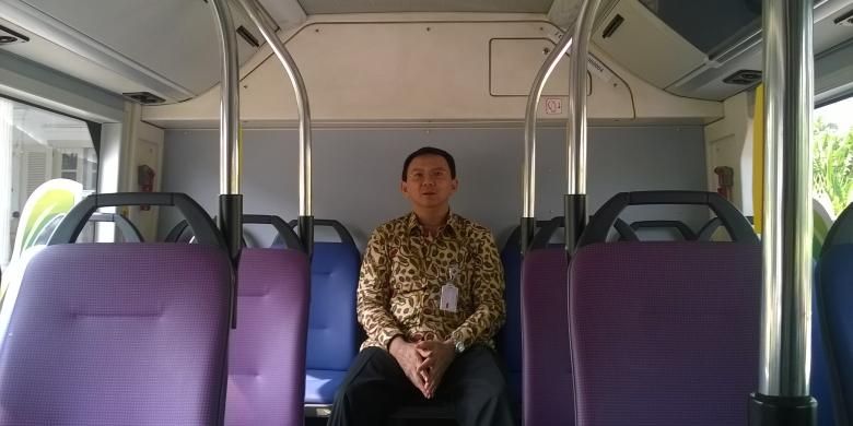 Ahok sedang mencoba bus listrik yang ditawarkan oleh PT Steady Safe, Tbk dan akan dilelang oleh LKPP untuk selanjutnya bisa dioperasikan di Jakarta dengan sistem pembayaran rupiah perkilometer. Rabu, (16/09/15)
