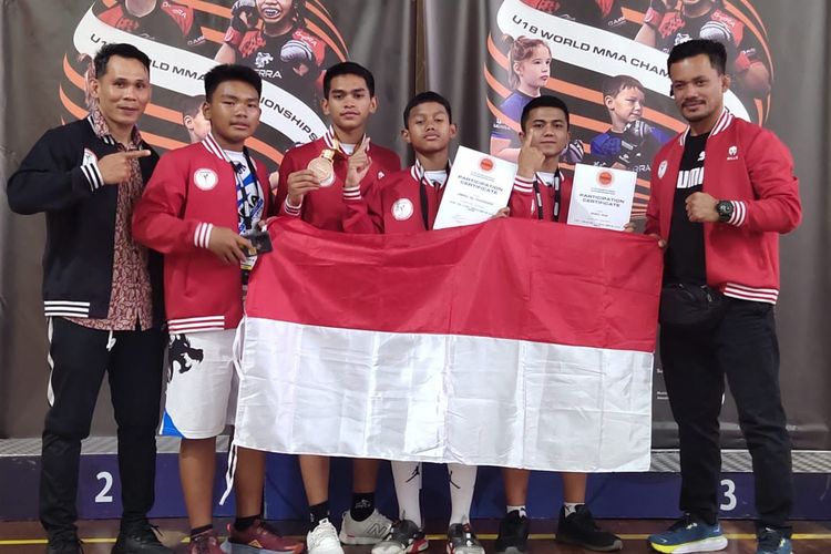 Atlet MMA U-18 Indonesia Surya Sihotang meraih medali perunggu kejuaraan dunia MMA di Yunani. (Dok Pertacami)