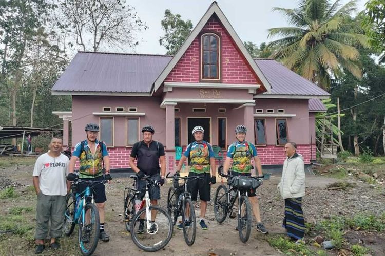 Turis mancanegara menjelajahi wisata Pantai Utara dengan bersepeda Gunung dari Maumere-Ruteng, 5-10 September 2022. (KOMPAS.com/DOK PEMANDU WISATA FLORES-YOHANES YANNI J)