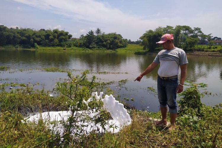 Limbah berbusa dan berbau menyengat menyembur di belakang kawasan industri Padalarang, Kabupaten Bandung Barat, Selasa (26/4/2022).