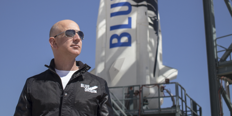 Bos Amazon, Jeff Bezos di depan roket New Shepard buatan Blue Origin