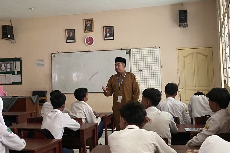 Cerita Guru Honorer, Rela Tempuh 150 Kilometer Setiap Hari demi Mengajar dari Gempol ke Malang